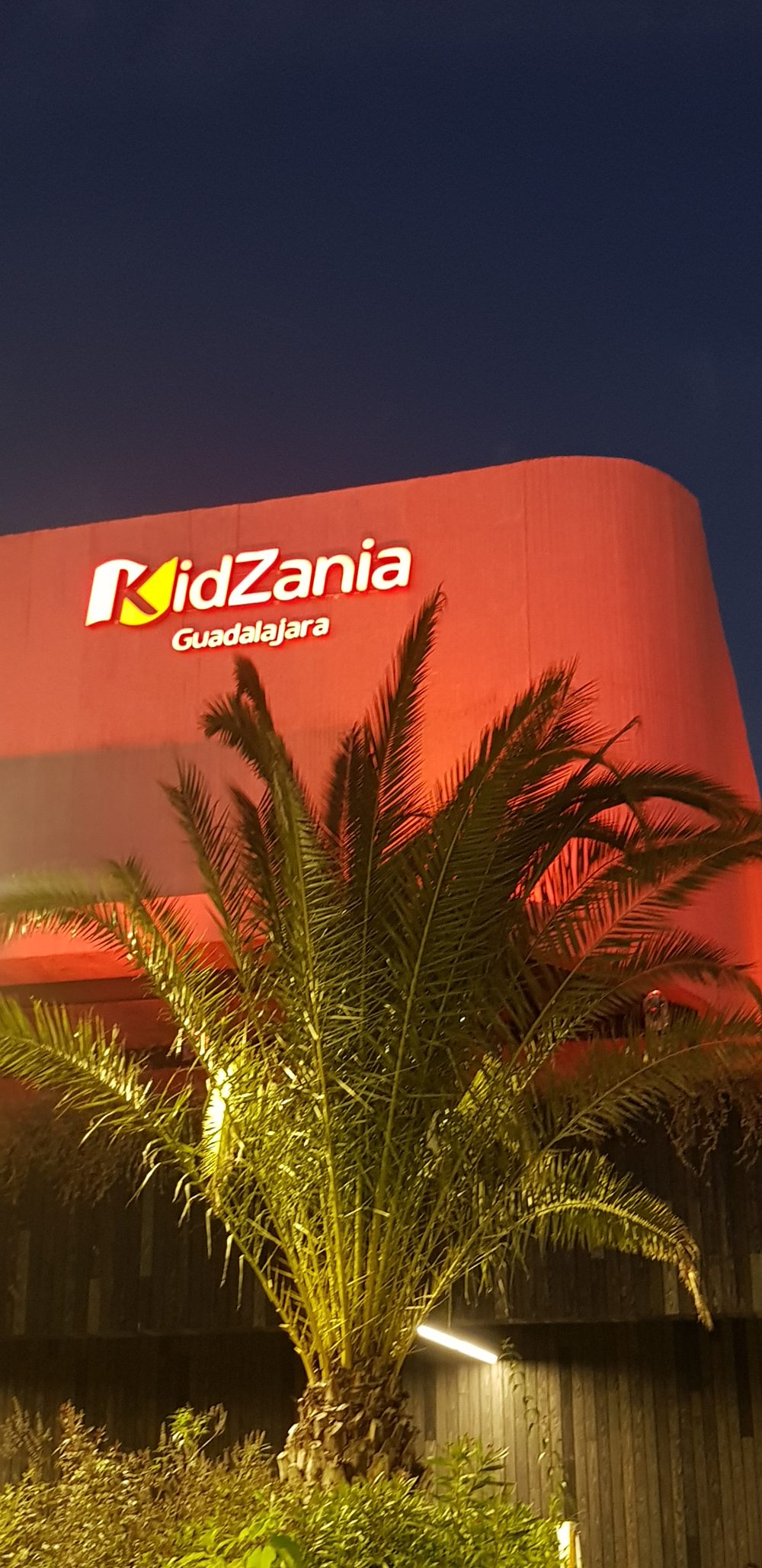 Fachada iluminada KidZania de noche