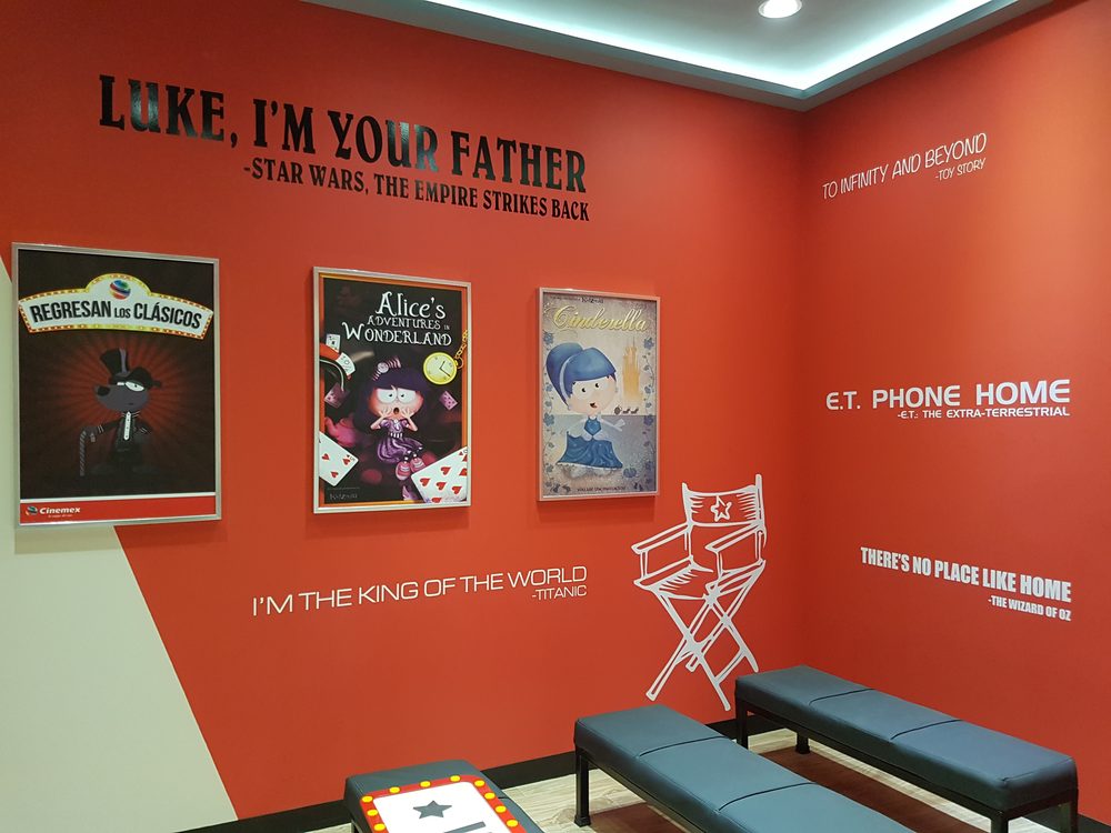 Lounge de cine con vinil cortado temático