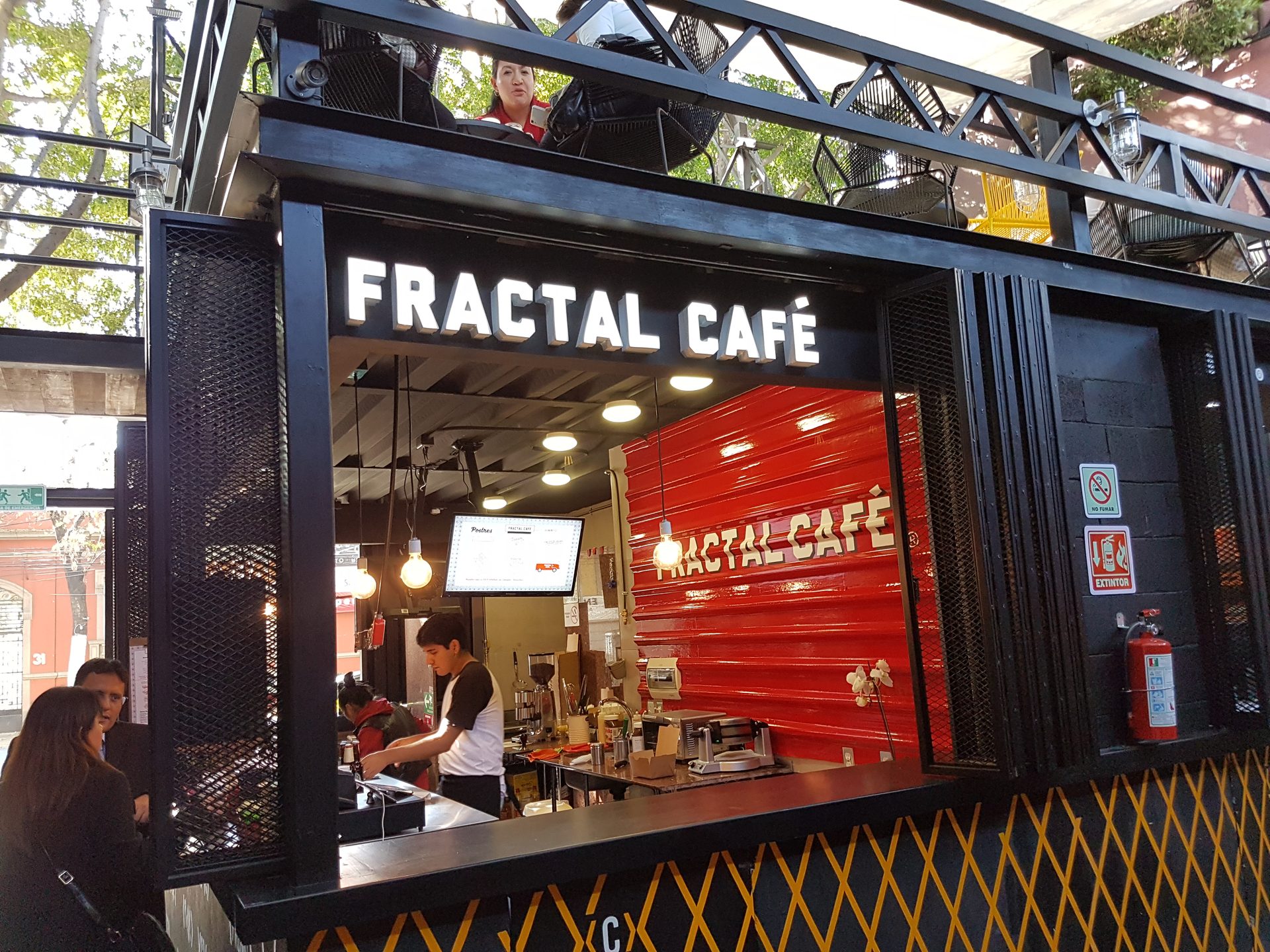 Rótulo luminoso Fractal Café fabricado e instalado por Eclipse Publicidad
