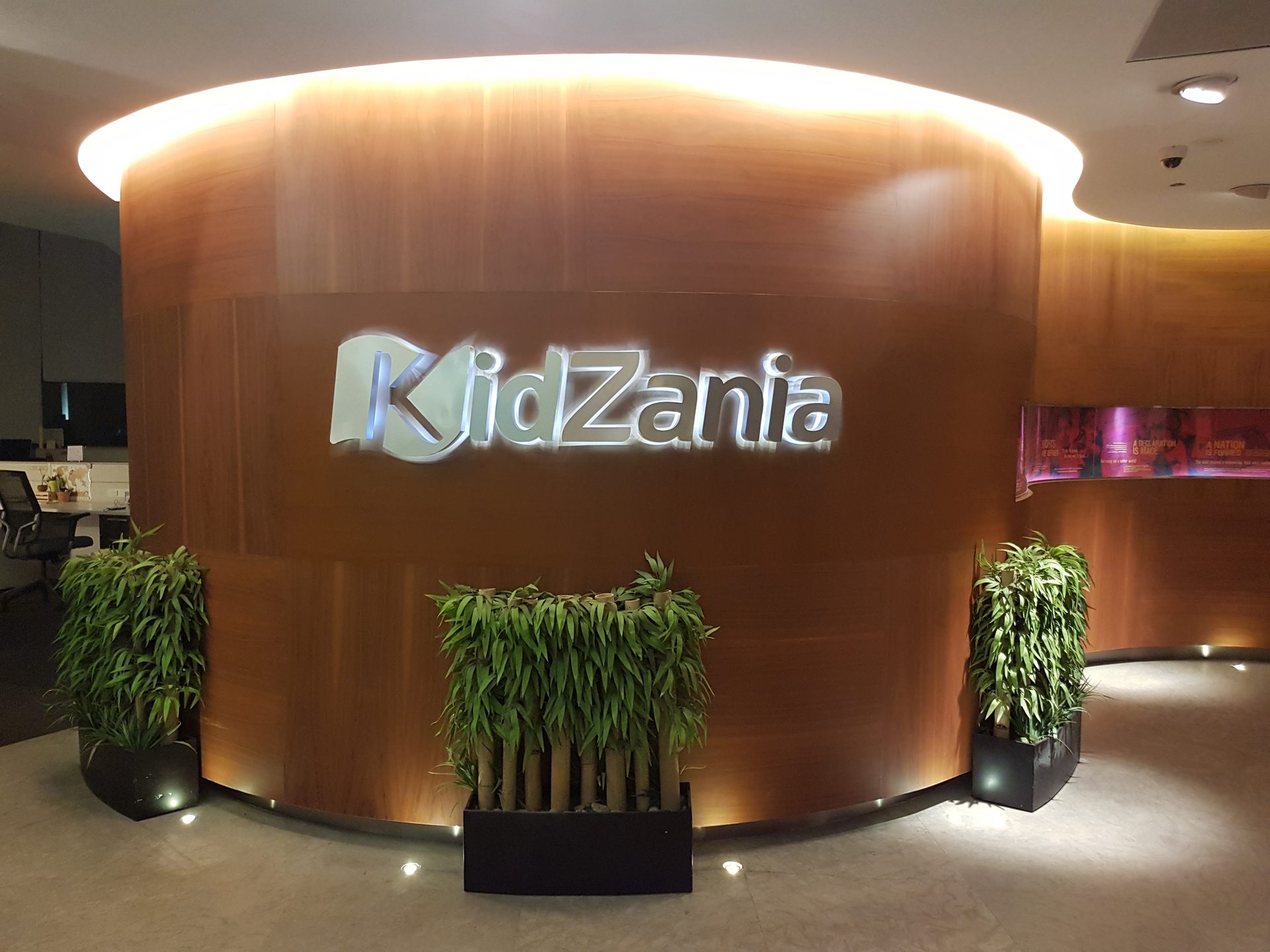 Letras corpóreas iluminadas KidZania fabricadas por Eclipse Publicidad